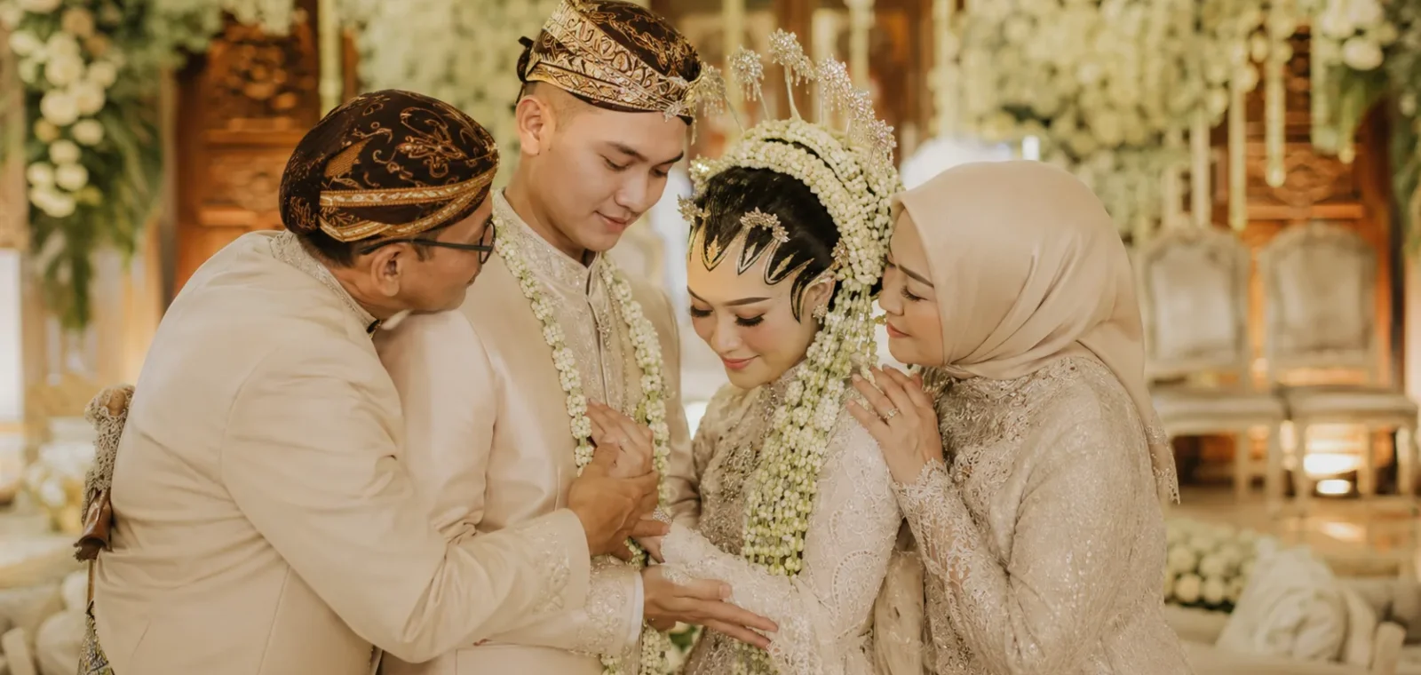 Adat pernikahan Sunda modern dengan suasana keluarga hangat dan elegan